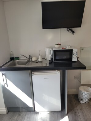 Basic Single Room | Room amenity - Nysdill Accommodation Ltd (Norwich)