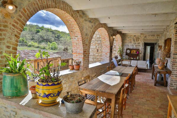 Outdoor dining - Le Mas de Lascombe (Saint-André-de-Cruzières)
