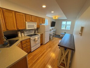 Private kitchen - Cozy 2-bedroom condo with AC and WiFi close to beach in beautiful Margate City (Margate City)