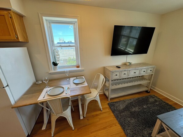 Dining - Cozy 2-bedroom condo with AC and WiFi close to beach in beautiful Margate City (Margate City)