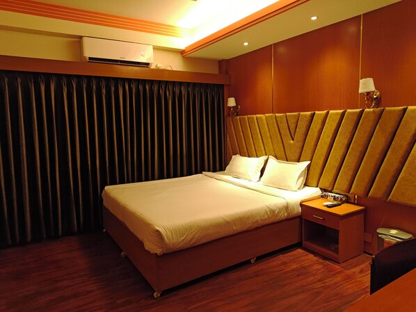 Desk, laptop workspace, soundproofing, free WiFi - La Sky Dhaka (Dhaka)