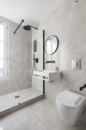 Estudio urbano | Baño | Regadera, amenidades de baño gratuitas, secadora de cabello, toallas 