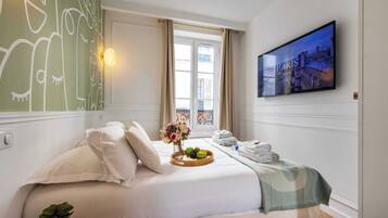 City Studio (3) | Living area | 60-inch TV with cable channels