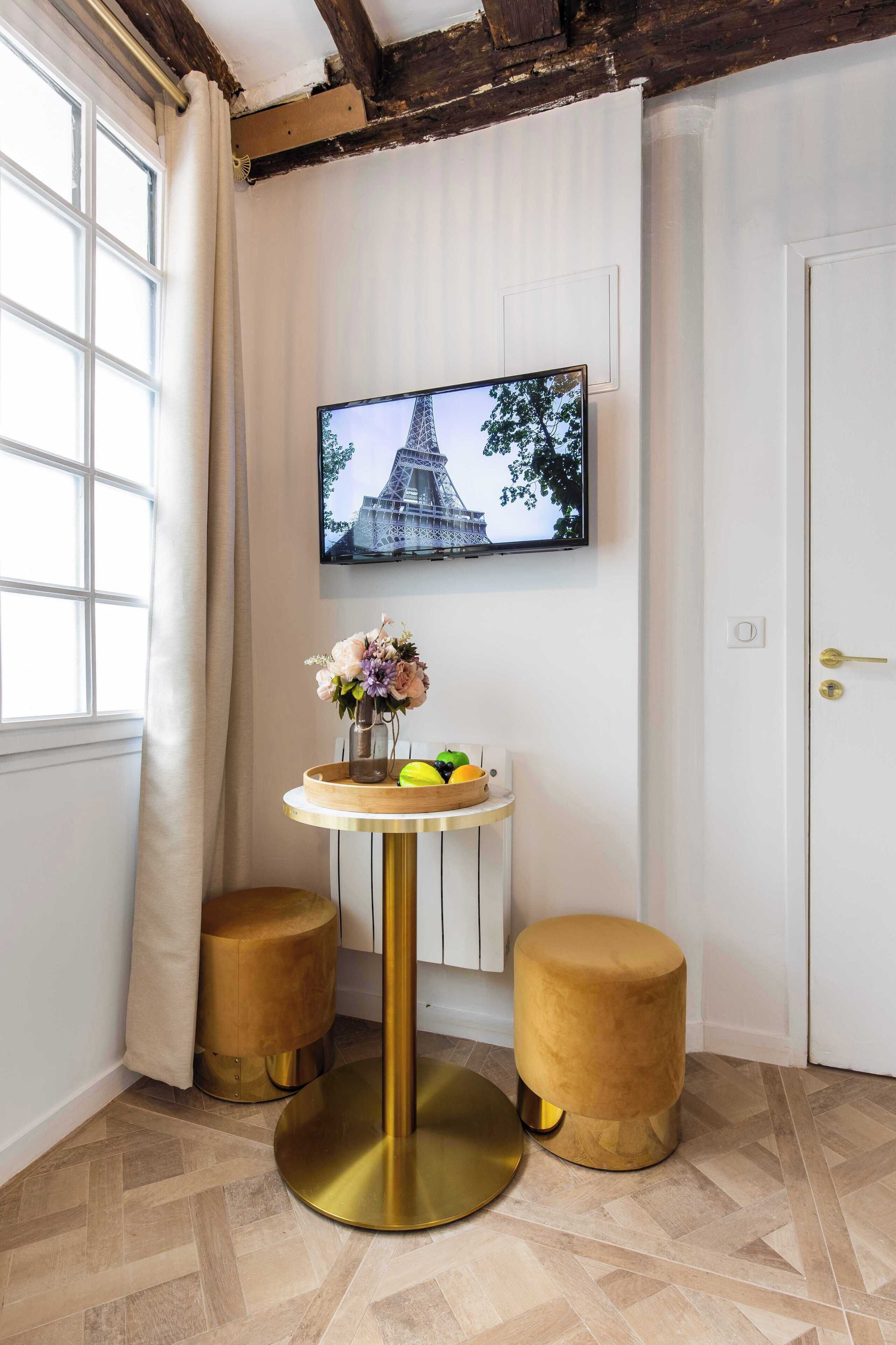 Classic Studio (1) | Living area | 60-inch TV with cable channels