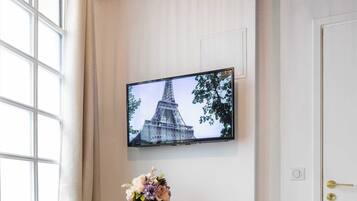 Classic Studio (1) | Living area | 60-inch TV with cable channels