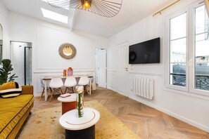 Familienapartment, Balkon | Wohnbereich | 60-Zoll-Fernseher mit Kabelempfang