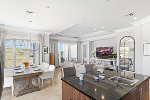 Interior - Anabui #3 (Noord)