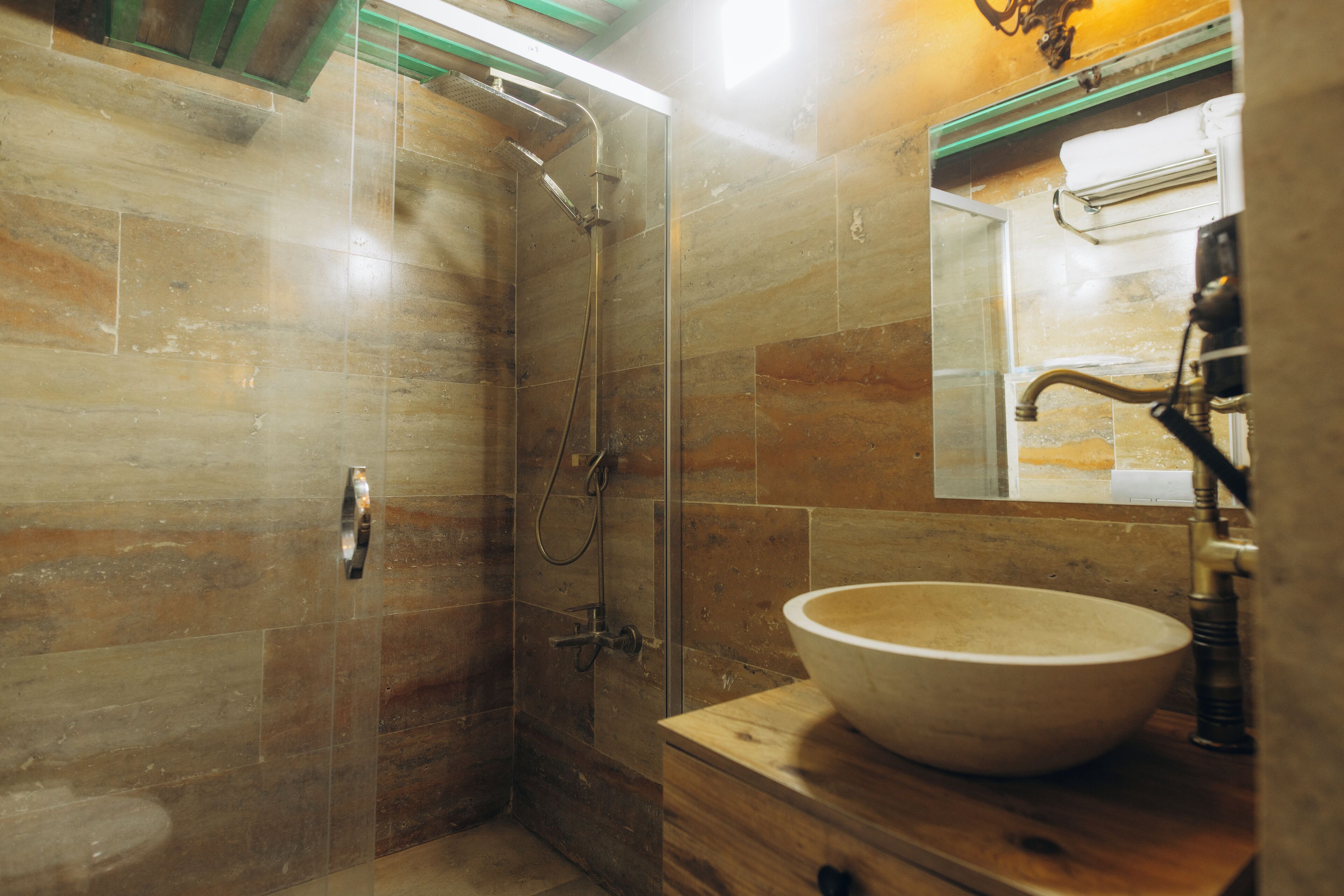 标准房 | 浴室 | 吹风机、拖鞋、毛巾、肥皂