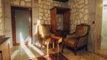 Kamar Deluks | Area keluarga | Smart TV 40-inci dengan saluran TV satelit