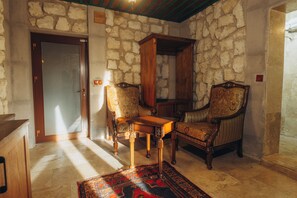 Deluxe Room | Living area | 40-inch Smart TV with satellite channels - NİSSA CAVE PANSİYON (Avanos)