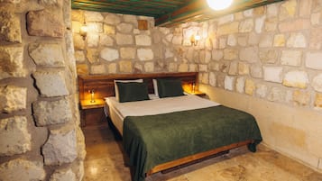 Rom – standard | Sengetøy av topp kvalitet, skrivebord og skrivebord for bærbar PC