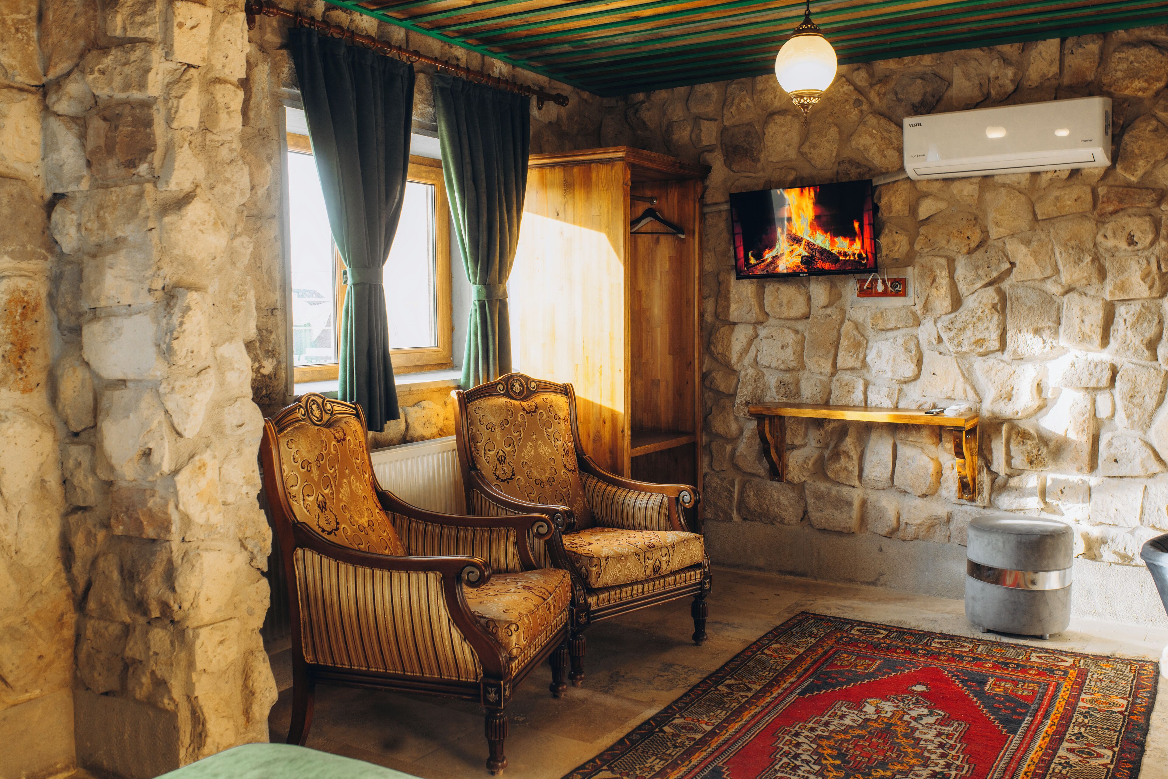 豪華客房 | 起居區 | 40-吋智慧型電視，提供衛星頻道