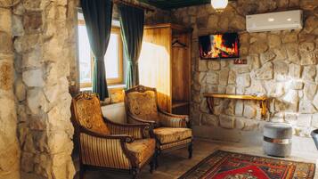 豪華客房 | 起居區 | 40-吋智慧型電視,提供衛星頻道