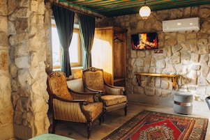 Habitación Deluxe | Zona de estar | Smart TV de 40 pulgadas con canales por satélite