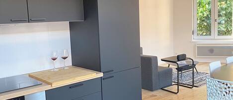 Fridge, oven, stovetop, dishwasher