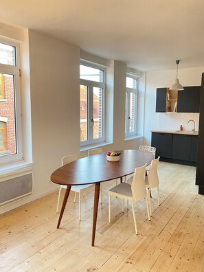 Dining - T3 Lumineux au Design Sobre en Plein Coeur de Moulins à Lille Garage 2 Places (Lille)