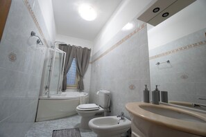 Haartrockner, Bidet, Handtücher, Seife