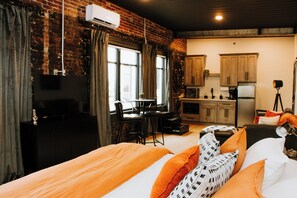 1 bedroom, iron/ironing board, travel crib, free WiFi - The 1935 Historic Alexander Hotel/ The Jackson Suite in Leitchfield, KY (Leitchfield)