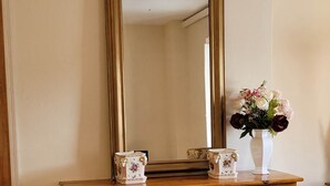 A wooden vanity with a large mirror and two small decorative boxes. - Gentiane *** 5 people (Bagnères-de-Luchon)