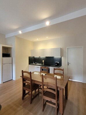 冷蔵庫、電子レンジ、オーブン、食器洗い機