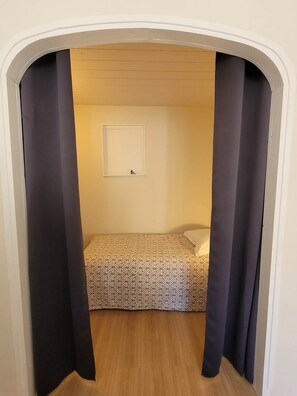 1 dormitorio, tabla de planchar con plancha, wifi gratis