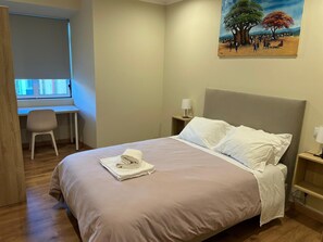 Habitación doble familiar | Escritorio, espacio para trabajar con laptop y wifi gratis