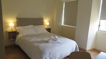Habitación doble, baño privado | Escritorio, espacio para trabajar con laptop y wifi gratis