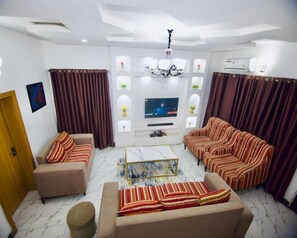 Standard Room, Balcony, City View | In-room safe, desk, laptop workspace, free WiFi - Loomzy Suites and Apartments (Lekki)