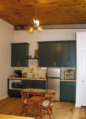 Private kitchen - The 1935 Historical Alexander Hotel/ The Chassedi Suite (Leitchfield)