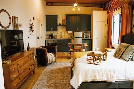 1 bedroom, free WiFi, bed sheets. The 1935 Historical Alexander Hotel/ The Chassedi Suite