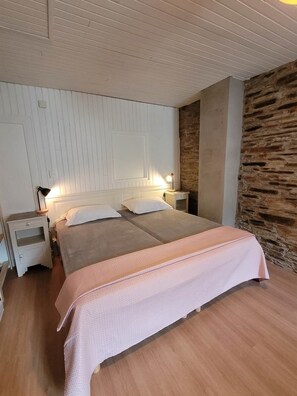 2 bedrooms, iron/ironing board, travel cot, free WiFi