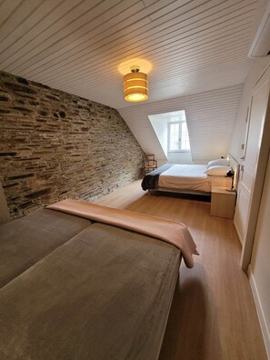 2 bedrooms, iron/ironing board, travel cot, free WiFi