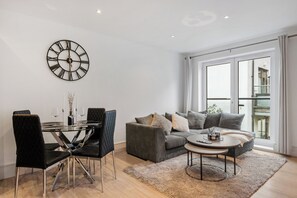 Living area - Modern 2 Bed Flat in Kings Cross, N1 (London)