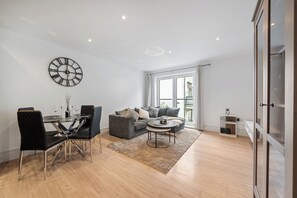 Living area - Modern 2 Bed Flat in Kings Cross, N1 (London)