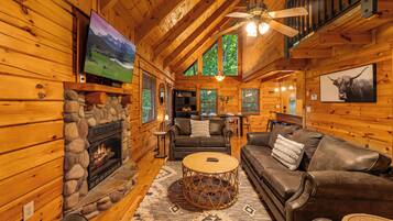 Smart-tv, een open haard, videospelletjes en tafelvoetbal