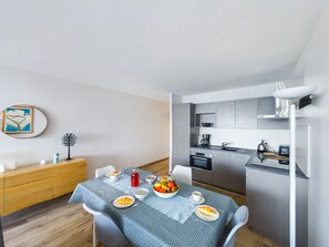 Microwave, oven, coffee/tea maker, electric kettle - -PAOLO- BEAU T2, VUE MER ET PARKING (Concarneau)