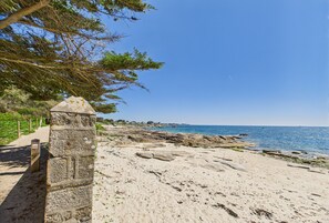 Una spiaggia nelle vicinanze