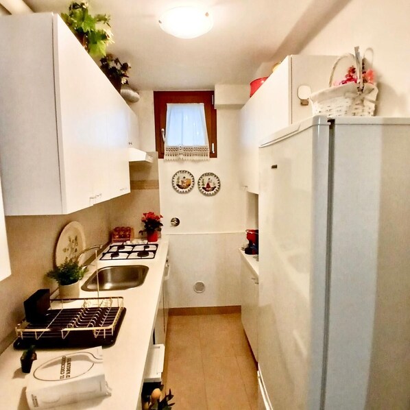 Frigorifero, forno, piano cottura, macchina per tè/caffè