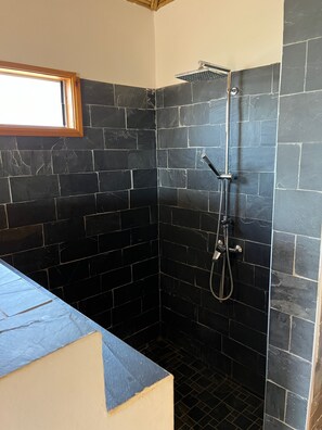 Habitación de lujo, 1 cama Queen size y sofá cama, vista al océano | Caja de seguridad en la habitación, insonorización y wifi gratis