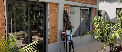 A reception area with a sign labeled "Réception," a statue, and a chair with a sign reading "TAN-TAN."