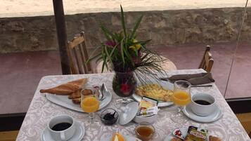 Sudah termasuk sarapan ambil sendiri setiap hari