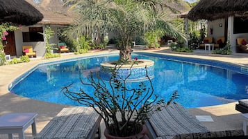 2 outdoor pools