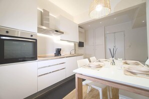 Kühlschrank, Mikrowelle, Ofen, Herdplatte