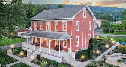 Large One Bedroom Suite in Historic Farmhouse - Family Friendly!