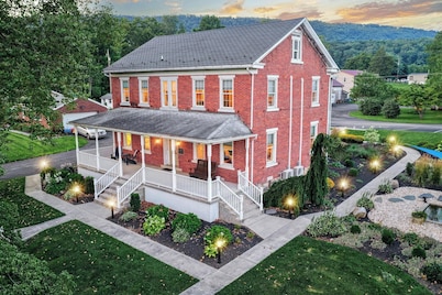 Large One Bedroom Suite in Historic Farmhouse - Family Friendly!