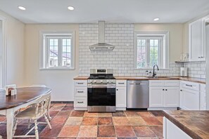 Fridge, microwave, oven, stovetop - Large One Bedroom Suite in Historic Farmhouse - Family Friendly! (Halifax)