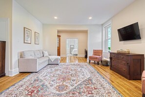 Smart TV - Large One Bedroom Suite in Historic Farmhouse - Family Friendly! (Halifax)
