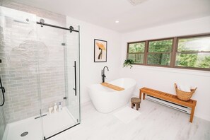 Haartrockner, Handtücher, Seife, Shampoo