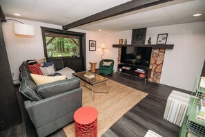 Smart-TV, Kamin, Tischfußball, Bücher