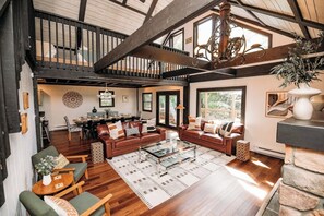 Smart-TV, Kamin, Tischfußball, Bücher